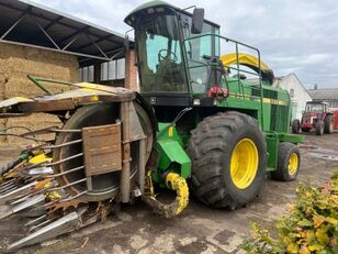 ensileuse John Deere 6810