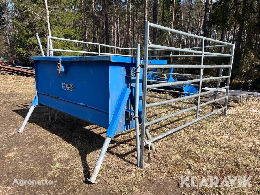 autre équipement pour le bétail Kalvgömma med foderbehållare