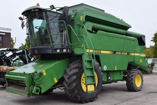 moissonneuse-batteuse John Deere 2066