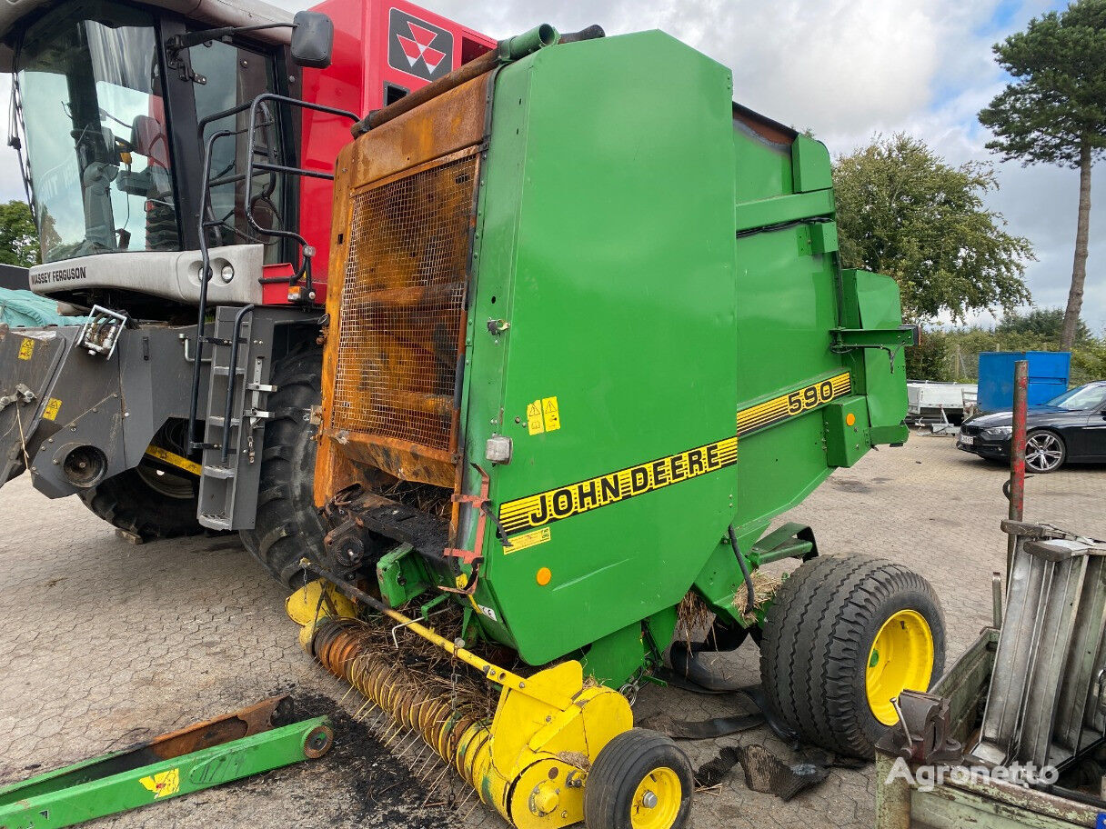 presse à balles rondes John Deere 590