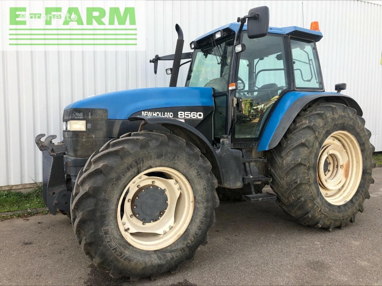 tracteur à roues 8560